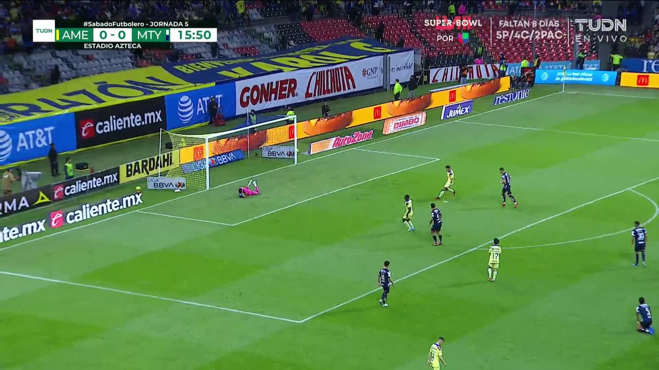 ¡TIRO ATAJADO! disparo por Diego Valdés.