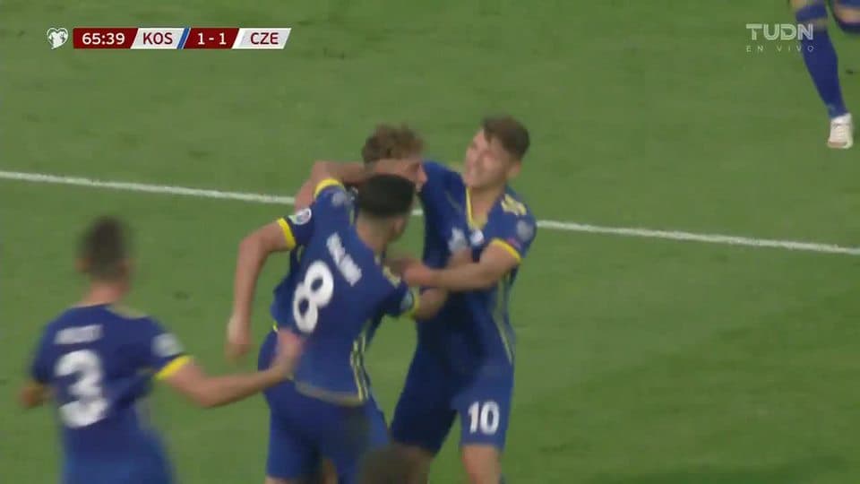 ¡GOOOL! Mergim Vojvoda anota para Kosovo
