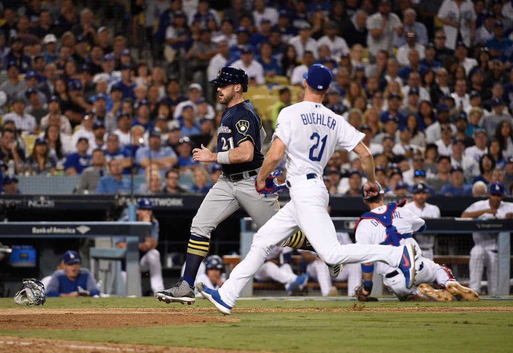 Los Cerveceros volvieron a hacer daño en la sexta entarda. Un wild pitch de Buehler permitió a Travis Shaw anotar desde tercera y ampliar a 2-0 la ventaja de los monarcas de la División Central.