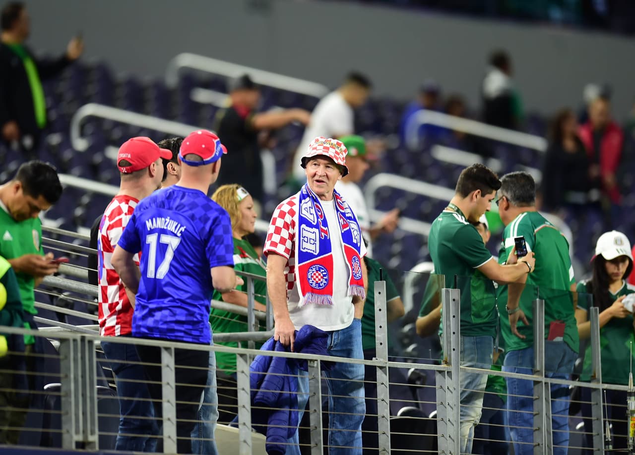 La afición mexicana, a pesar del mal clima en Dallas, se acercó al AT&T Stadium con su belleza y colorido para apoyar al Tri en el segundo partido de la Fecha FIFA, después de ganarle a Islandia en Santa Clara la semana pasada.