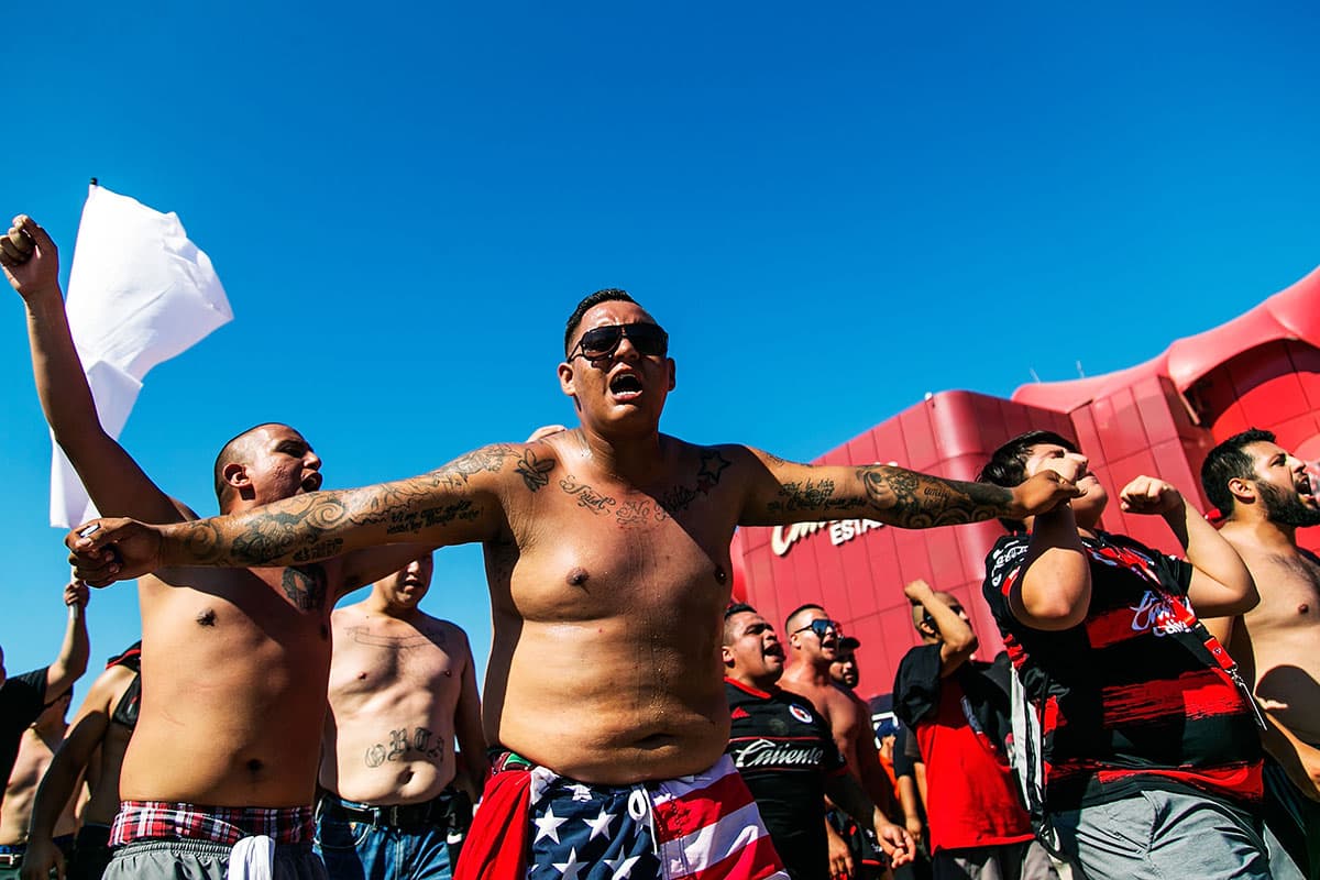 Fanáticos de Xolos de Tijuana en las afueras del Estadio Caliente, previo al juego contra León por la jornada 3 del Apertura 2018.