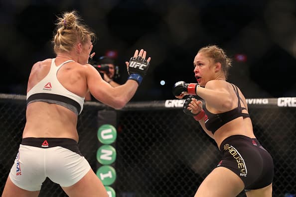 Holly Holm noqueó a Ronda Rousey y le arrebató el título gallo UFC para convertirse la primera campeona mundial en boxeo y MMA.