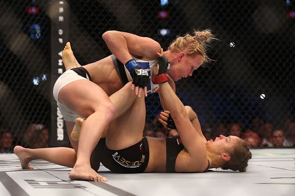 Holly Holm noqueó a Ronda Rousey y le arrebató el título gallo UFC para convertirse la primera campeona mundial en boxeo y MMA.