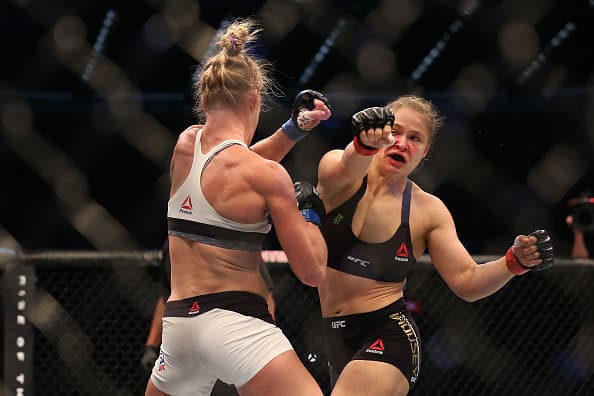 Holly Holm noqueó a Ronda Rousey y le arrebató el título gallo UFC para convertirse la primera campeona mundial en boxeo y MMA.