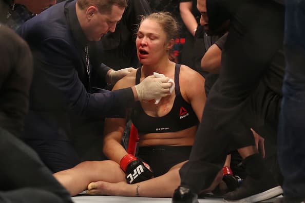 Holly Holm noqueó a Ronda Rousey y le arrebató el título gallo UFC para convertirse la primera campeona mundial en boxeo y MMA.