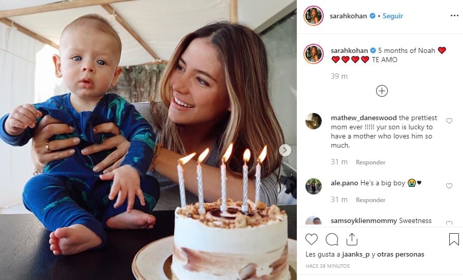 El futbolista mexicano de 30 años y su esposa, la modelo australiana de 24 años, celebraron a su pequeño con un 
<b><a href="https://www.univision.com/famosos/el-bebe-del-chicharito-hernandez-descubrio-que-tiene-un-gemelo-de-31-anos-fotos" target="_blank">pastel y cinco velitas</a></b>.