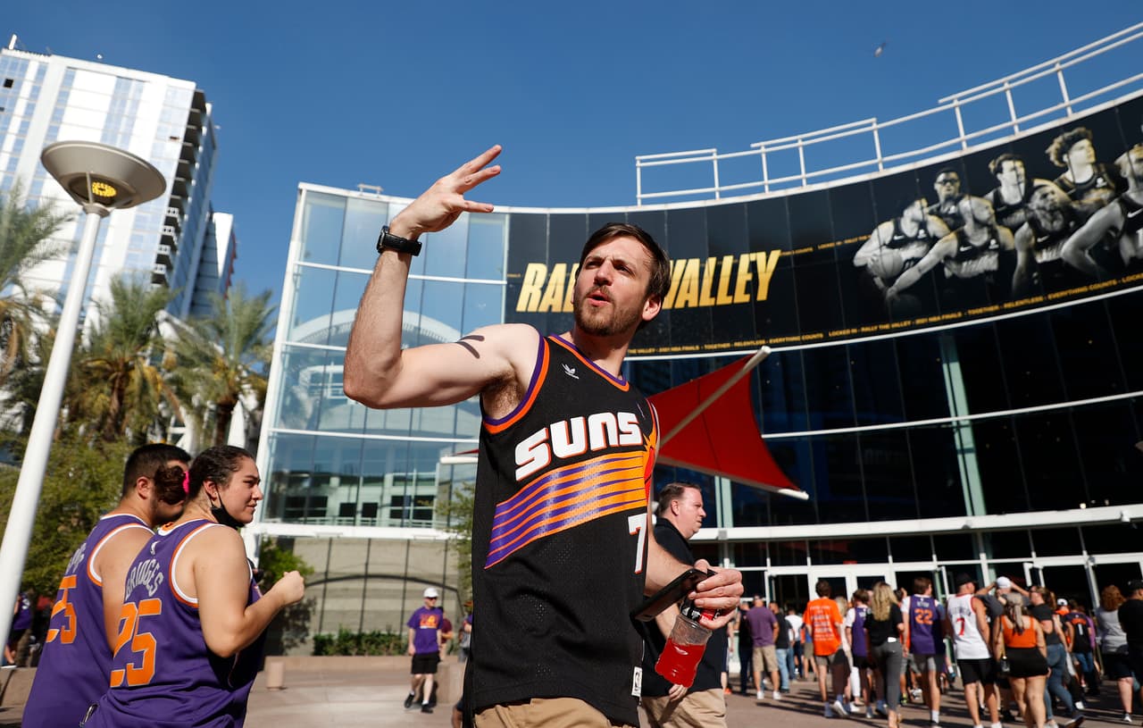 La Phoenix Suns Arena de recibían sus terceras Finales de NBA y los fanáticos se dieron cita desde temprano.