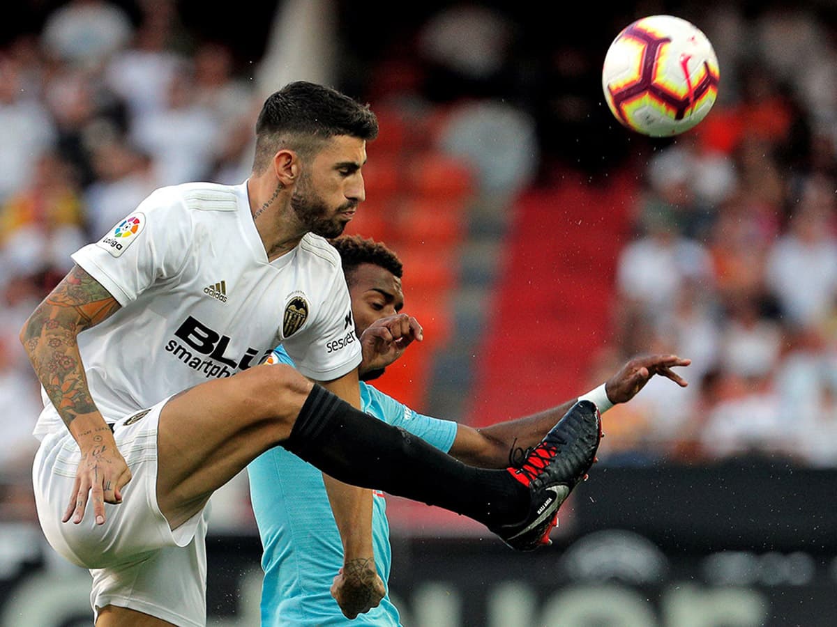 El italiano Cristiano Piccini (derecha) en otro duelo, con el mediocampista francés del Atlético, Thomas Lemar (centro).