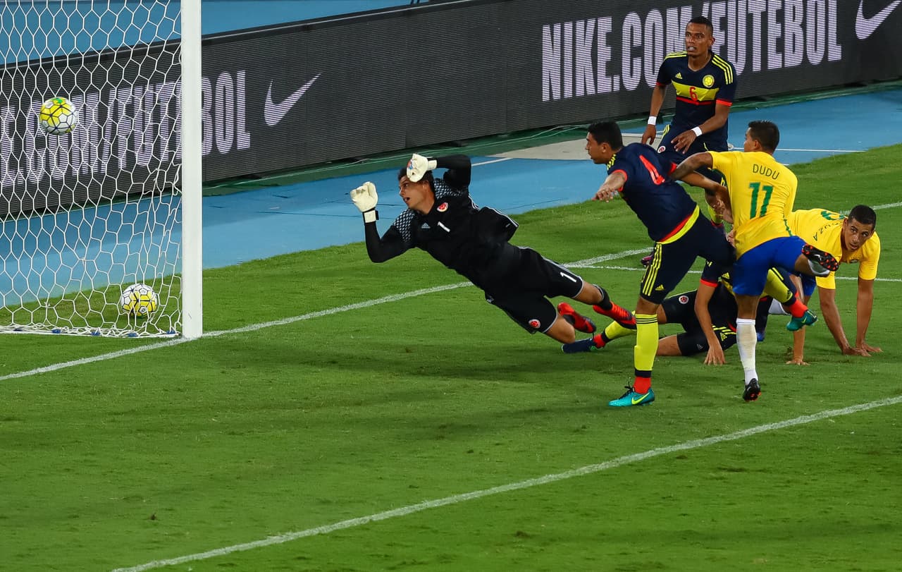 Apenas en el comienzo de la etapa complementaria, Brasil anotó para irse arriba en el marcador 1-0, ante la impotencia del arquero colombiano David González.