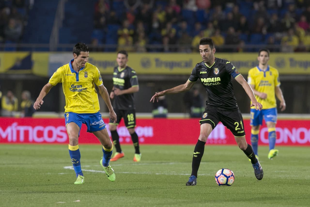 En el mediocampo, Bruno Soriano (Villarreal) fue protagonista de varios duelos. Acá, tenía la marca de Víctor Gómez (Las Palmas).