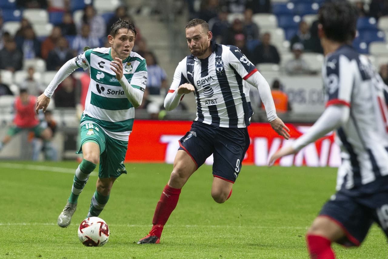 Vincent Janssen toma un segundo aire y presiona la salida de los guerreros por lo que tienen que dividir la pelota.