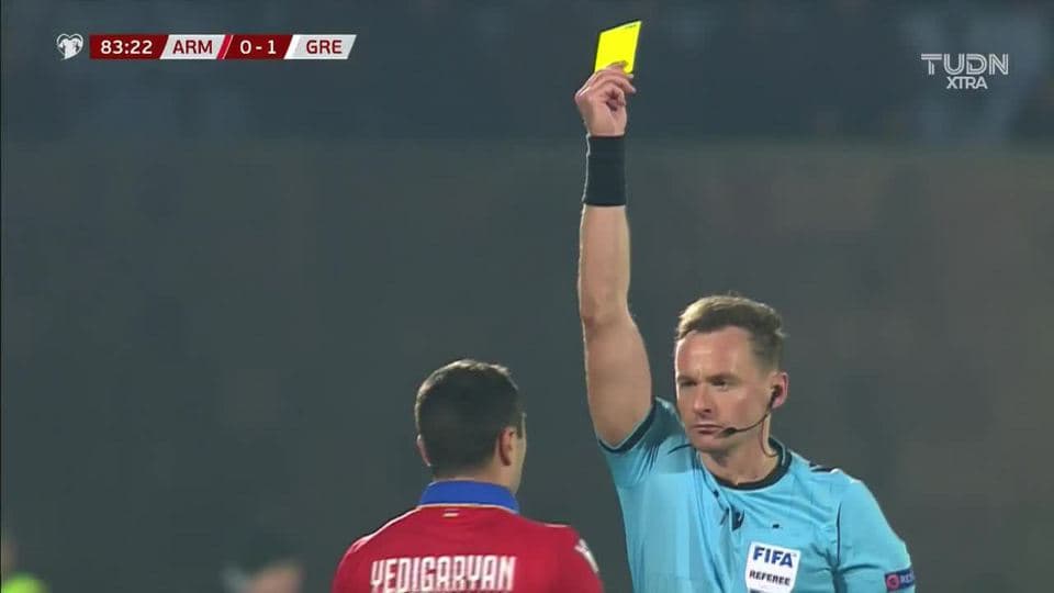 Tarjeta amarilla. El árbitro amonesta a Artak Yedigaryan de Armenia