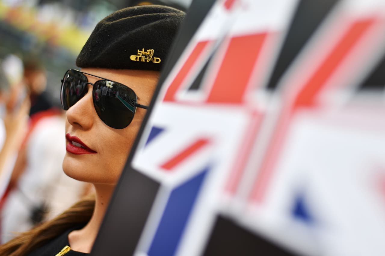 Como no podía faltar, la belleza también estuvo presente en la grilla de partida.