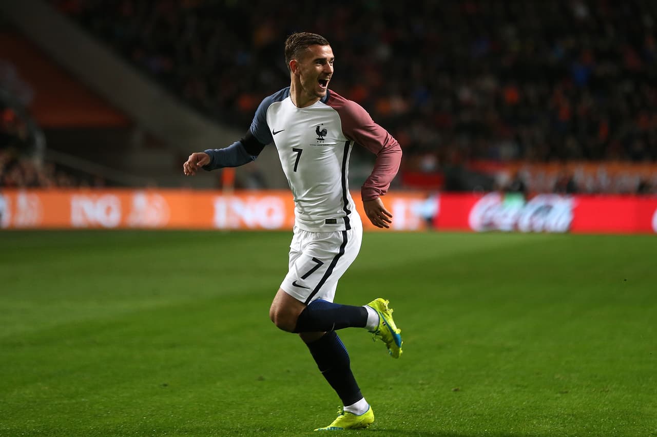 Las mejores imágenes del choque Holanda vs. Francia con homenaje a Cruyff