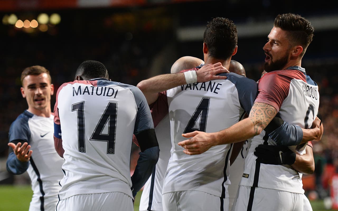 Las mejores imágenes del choque Holanda vs. Francia con homenaje a Cruyff