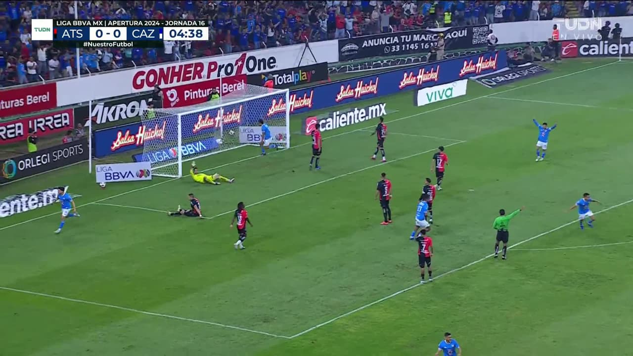 ¡GOL!  anota para Cruz Azul. Alexis Gutiérrez