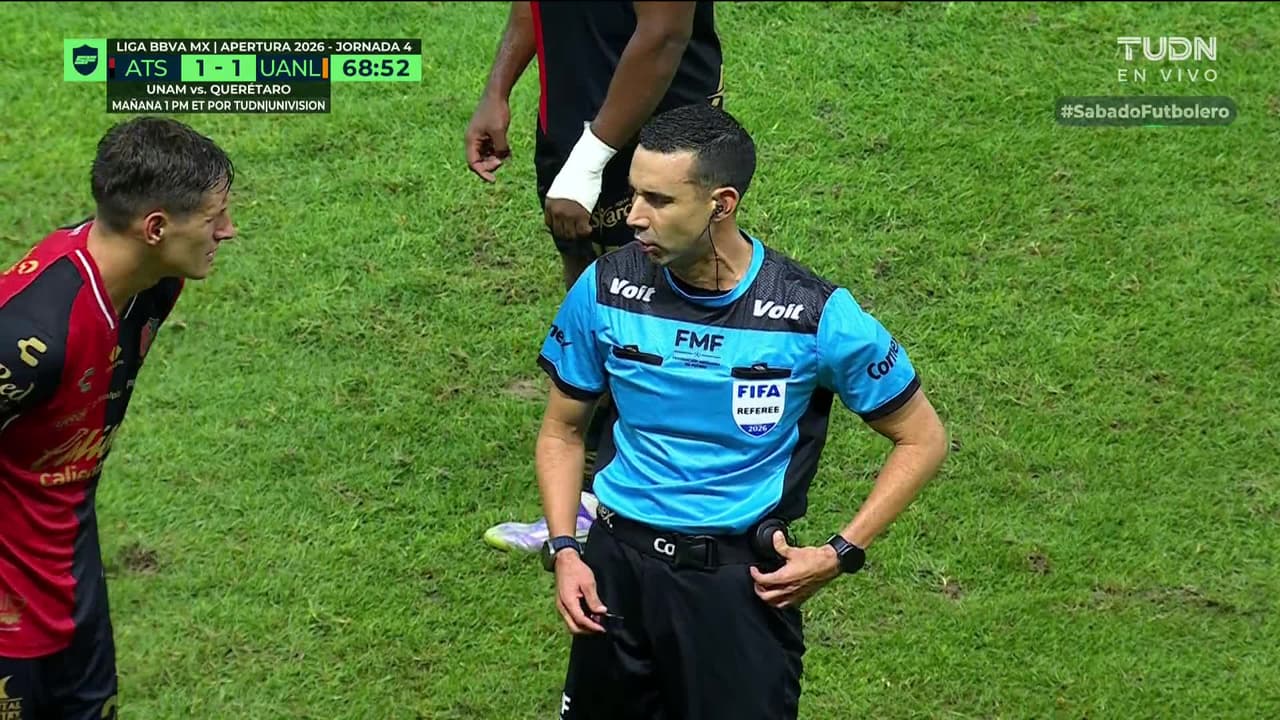 ¡Expulsión! El árbitro saca la roja directa a Juan Purata.