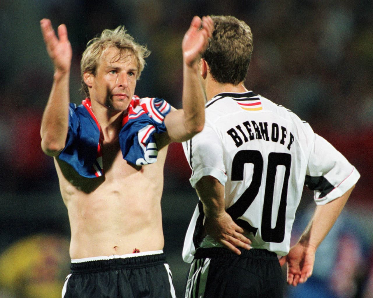 Figuras como Jurgen Klinsmann se despidieron del equipo, mientras que Alemania se cuestionaba sobre su actualidad y futuro, tras su segunda eliminación contra un equipo en el papel menos fuerte (en Estados Unidos 94 perdió contra Bulgaria).