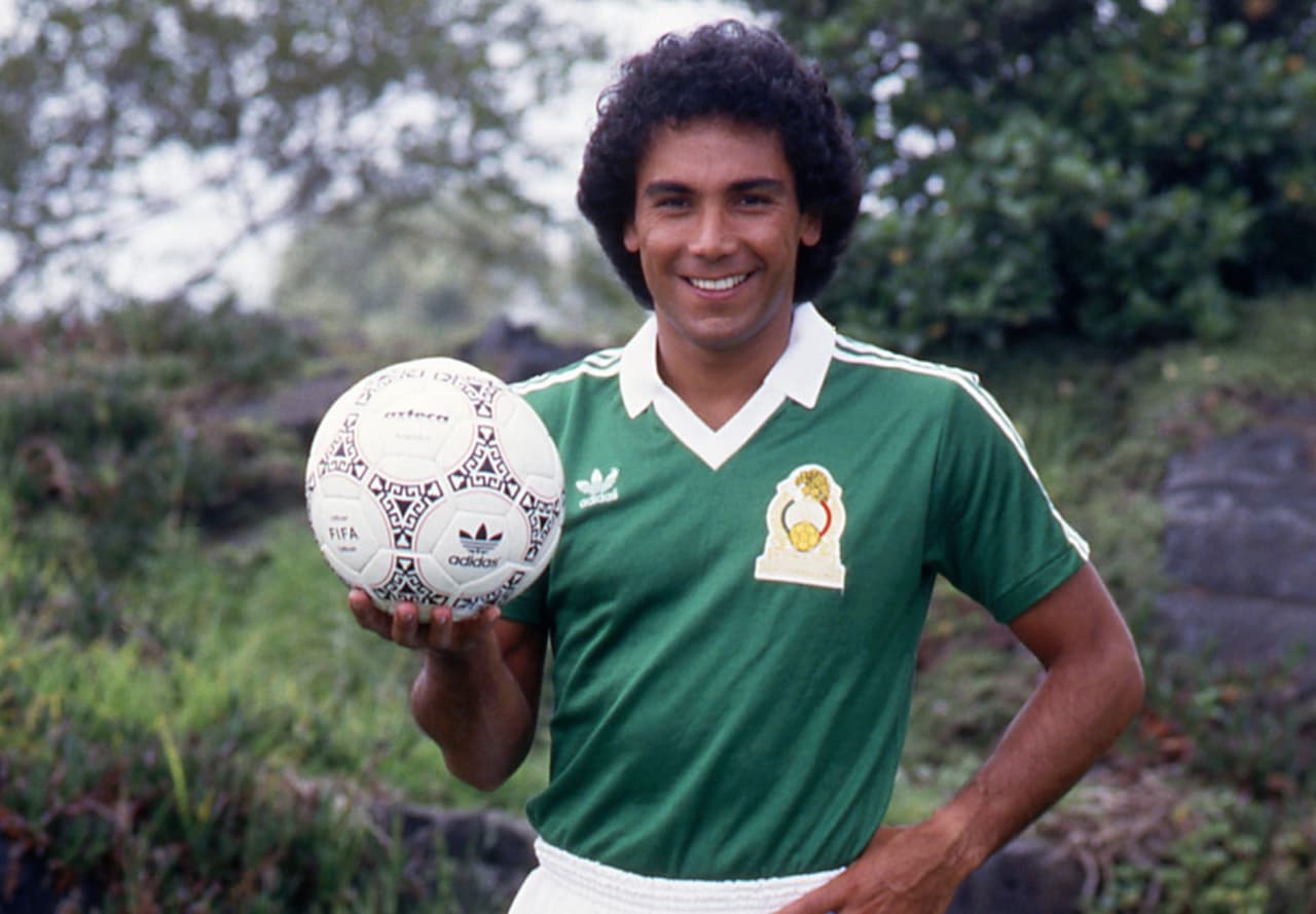 El de 1986 fue un verde unificado, sin mayores diseños en la playera y dos líneas blancas sobre los hombros.