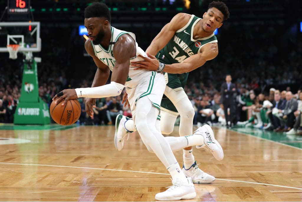 Aunque se le conoce por su buena defensa, esta noche Giannis Antetokounmpo apenas pudo dar un bloqueo.