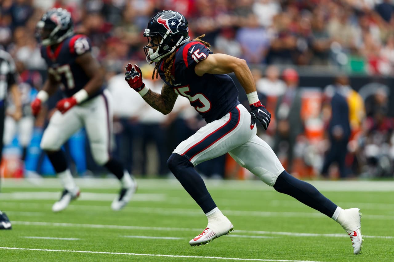 WR:
<br>
<b>Will Fuller (Texans)</b> Regresó de su lesión en la clavícula y mostró gran química con Watson, Recibió seis pases para dos touchdowns y participó en el 78% de las jugadas de HOU. Su velocidad y manos lo hacen una amenaza en la zona roja.