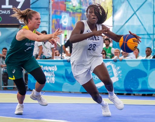 Eve de Christophie Mahoutou de Francia dribla a Ruby Porter de Australia durante la Semifinal del torneo de Básquetbol 3x3 para mujeres en el Parque Mujeres Argentinas.