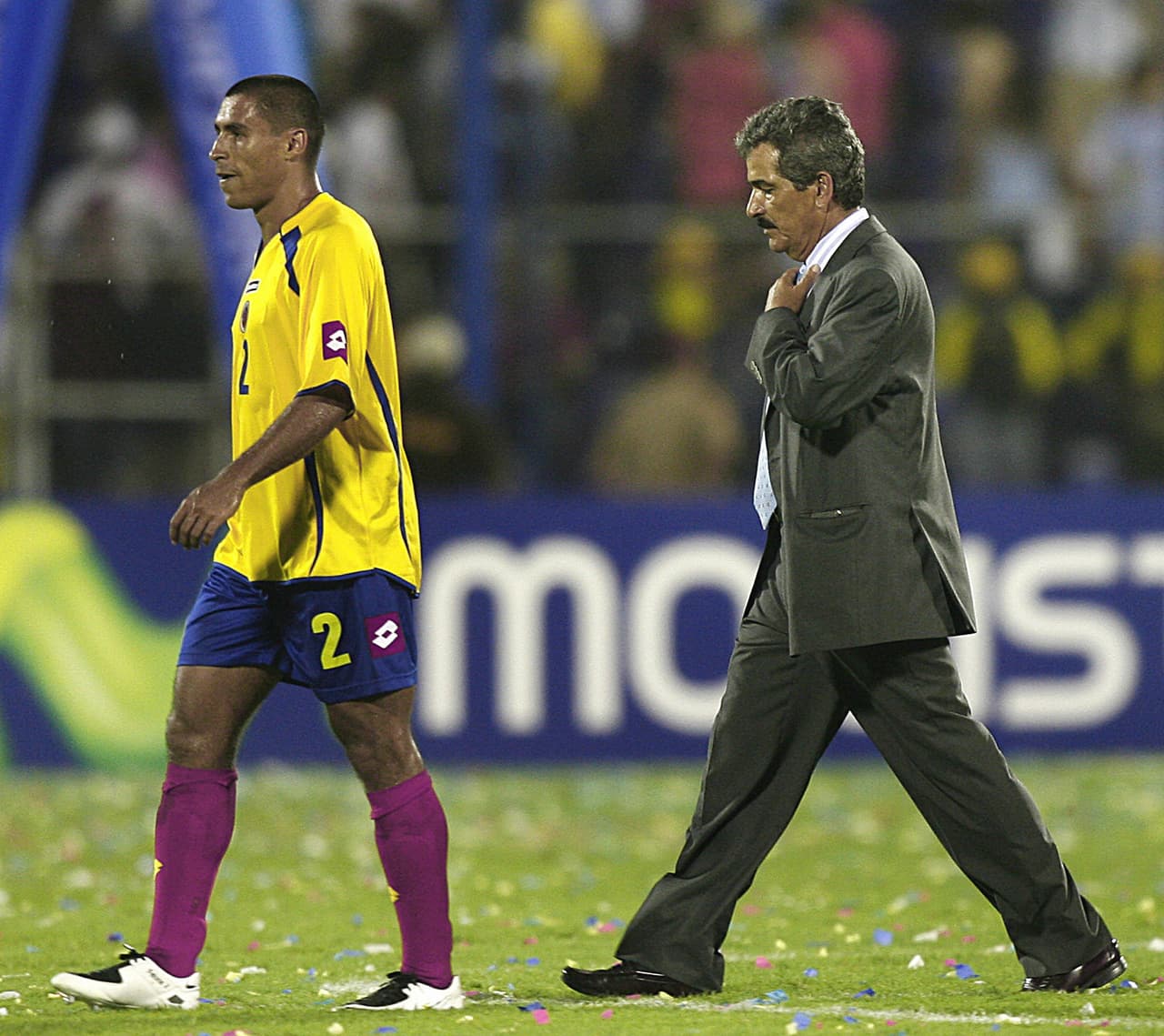 Su buena actuación a nivel local lo llevó en 2007 a ser seleccionador de Colombia, donde los líderes del equipo le dieron la espalda al acusarlo de maltrato. Se quejaban de entrenamientos que ponían a peligrar su integridad física.