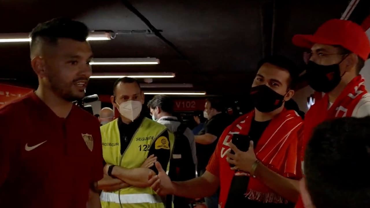 ¡Ídolo! 'Tecatito' Corona es felicitado por fans del Sevilla