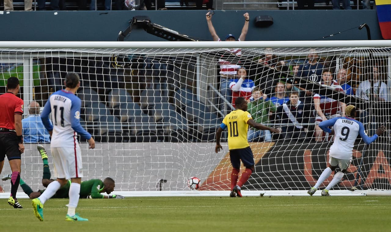 Gyasi Zardes, de Estados Unidos, empuja el balón a la portería tras el pase de Clint Dempsey, convirtiendo el segundo para su equipo.