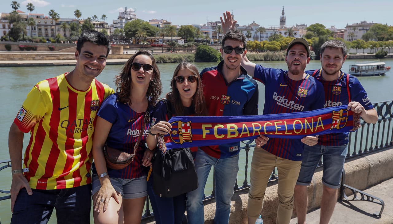 Sevilla ha sufrido el asalto de miles de aficionados del Barcelona y el Valencia, que han llegado con la ilusión de conseguir un título más en su palmarés en esta Copa del Rey. Desde muy temprano han colmado las calles de la ciudad andaluza y los FanFest dispuestos por la Real Federación (RFEF) en las cercanías del Estadio Benito Villamarín.