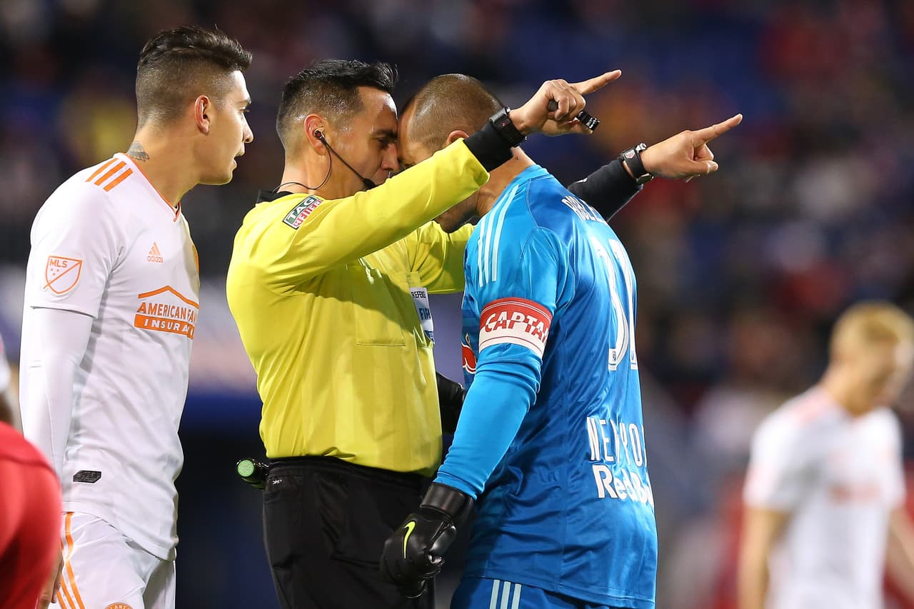 El portero Luis Robles se 'calentó' de más y muy cerca estuvo de ganarse la tarjeta roja ante la complascencia del árbitro.