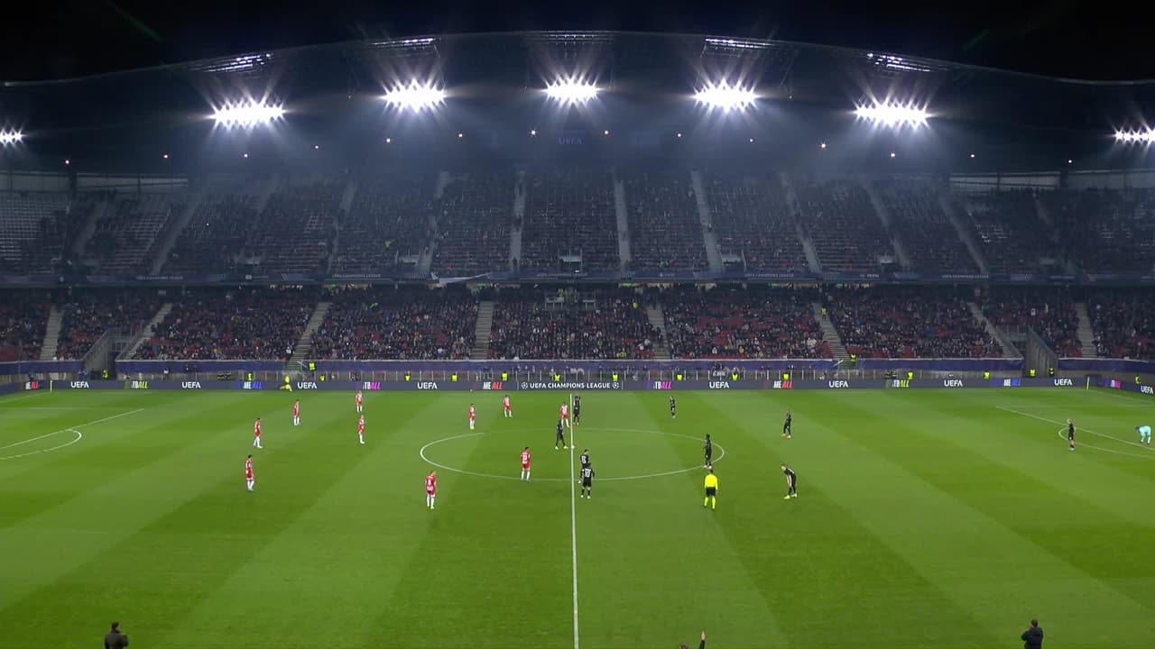 Arranca el partido y la pelota está en juego.