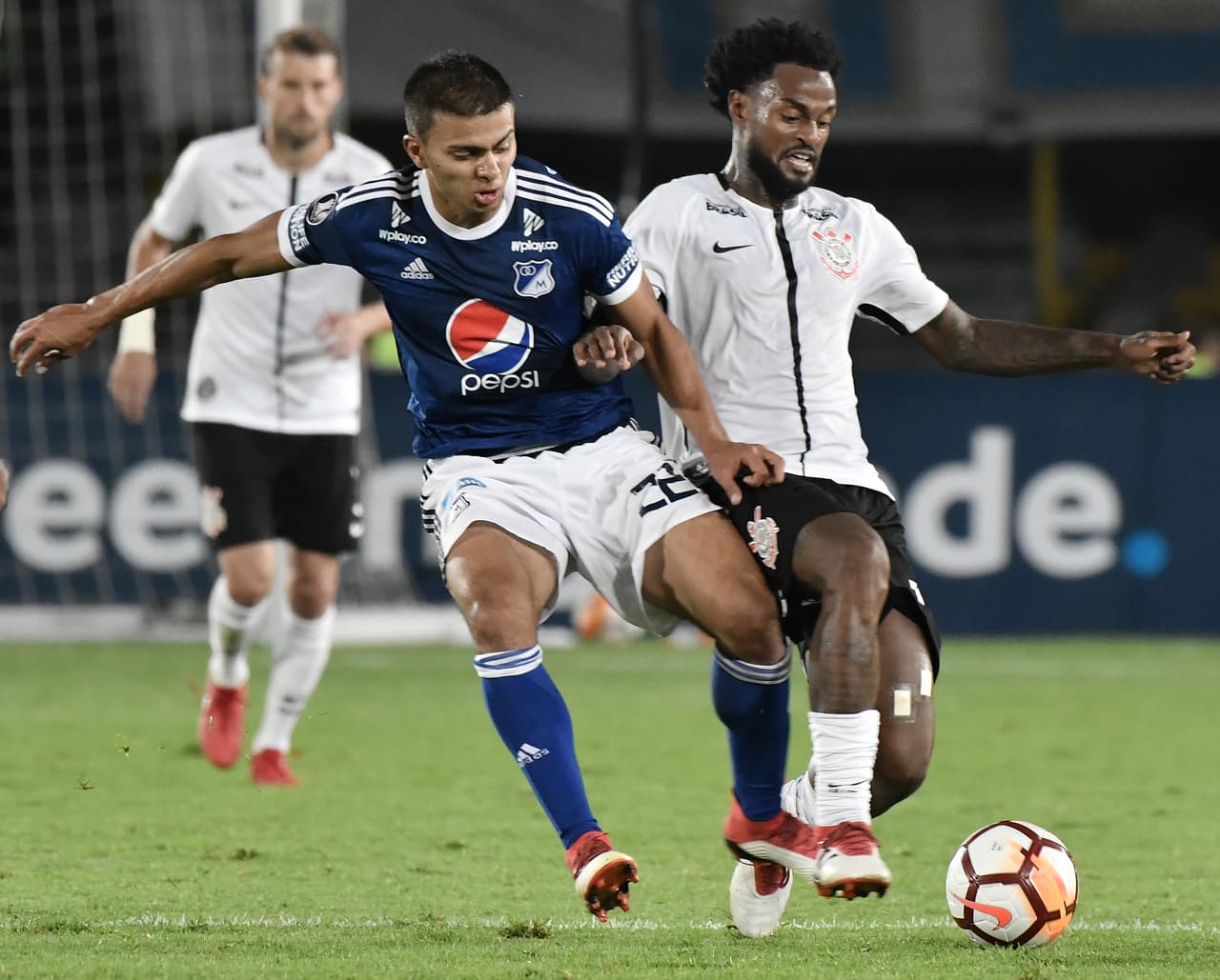 Millonarios tiene en el mediocampo a 
<b>Jhon Duque, </b>uno de los mejores en su posición en el torneo colombiano. Su mayor fortaleza es el juego defensivo, la recuperación, pero también se destaca a la hora de sacar el equipo desde campo propio.