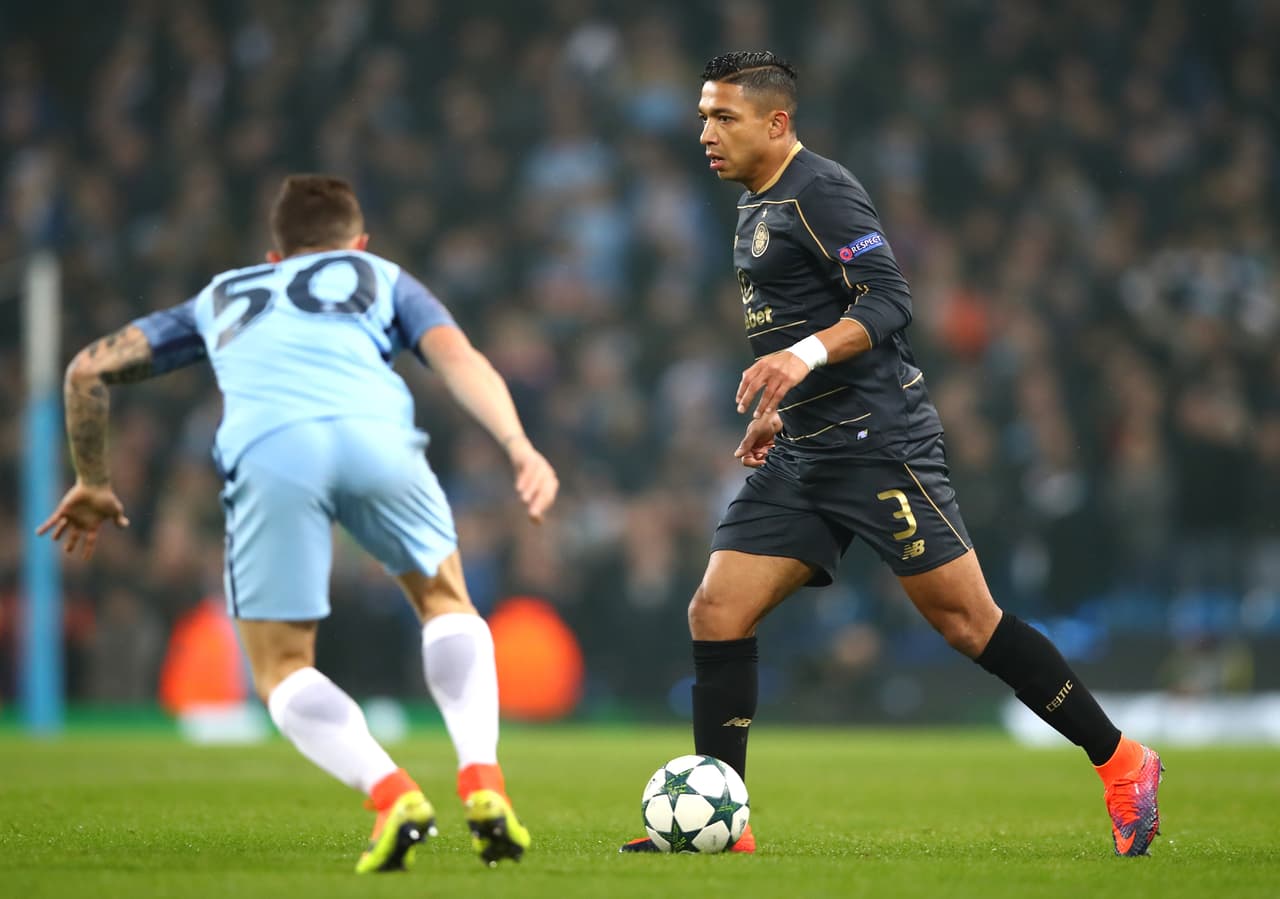 Izaguirre afrontó una dura prueba ante un candidato a ganar la Premier.