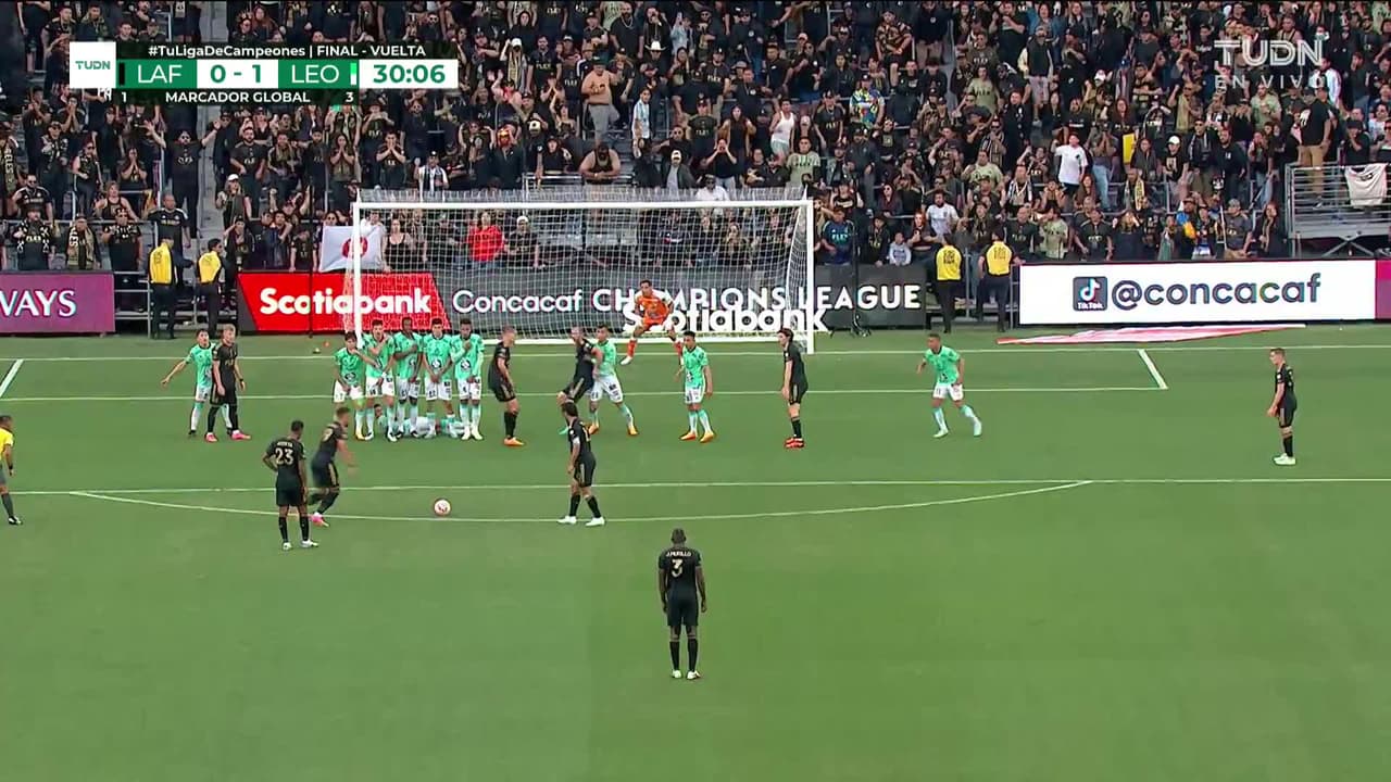 ¡TIRO ATAJADO! disparo por Dénis Bouanga.