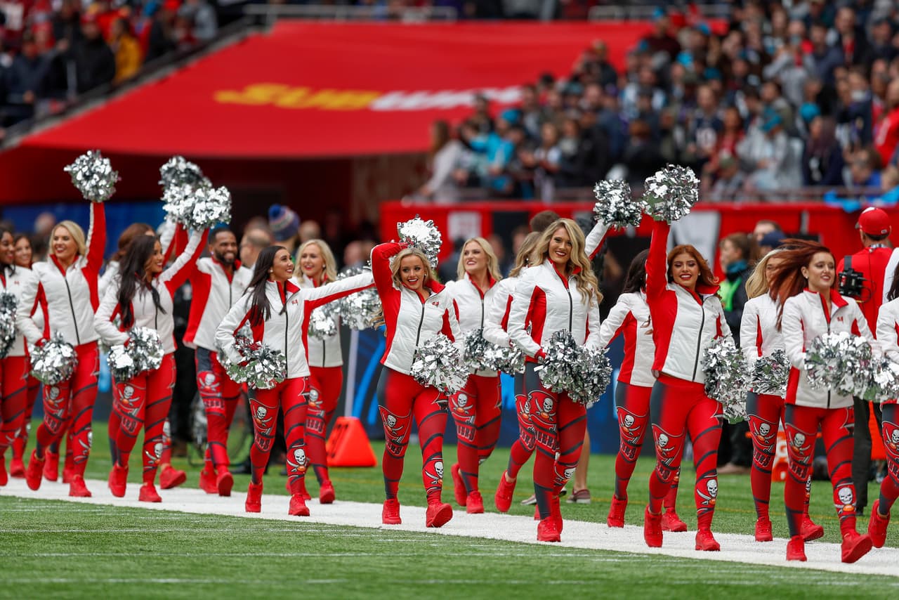 Las porristas de Tampa Bay Buccaneers caminan hacia el campo antes del inicio del partido.
