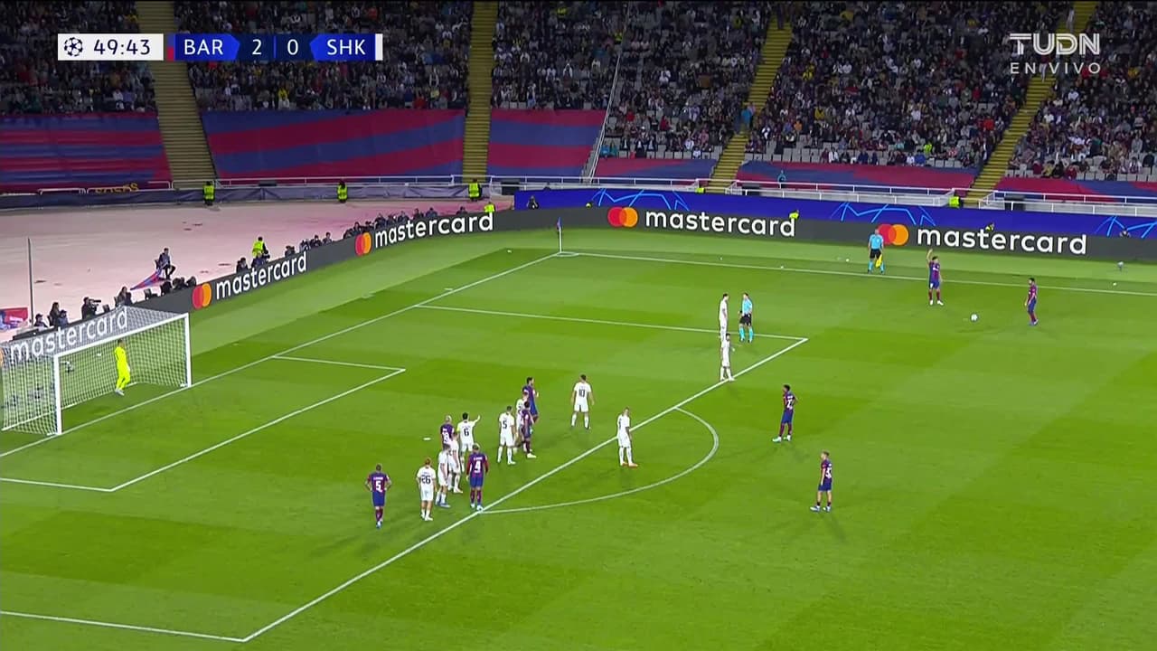 ¡TIRO ATAJADO! disparo por Marcos Alonso.