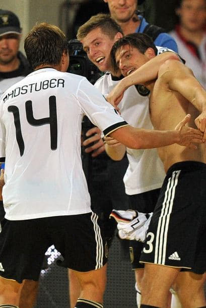 Pero los alemanes casi desnudaron a Mario Gómez tras anotar el tanto del triunof por 2-1 en su visita a Austria.