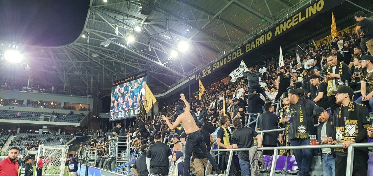 Mientras los seguidores de LAFC calentaron el ánimo en las tribunas y encendieron a sus aficionados para creer en la remontada.
