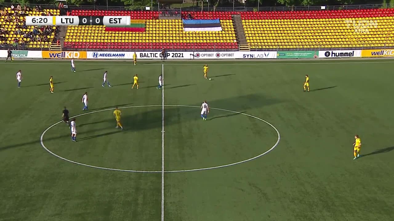 Arranca el partido y la pelota está en juego.