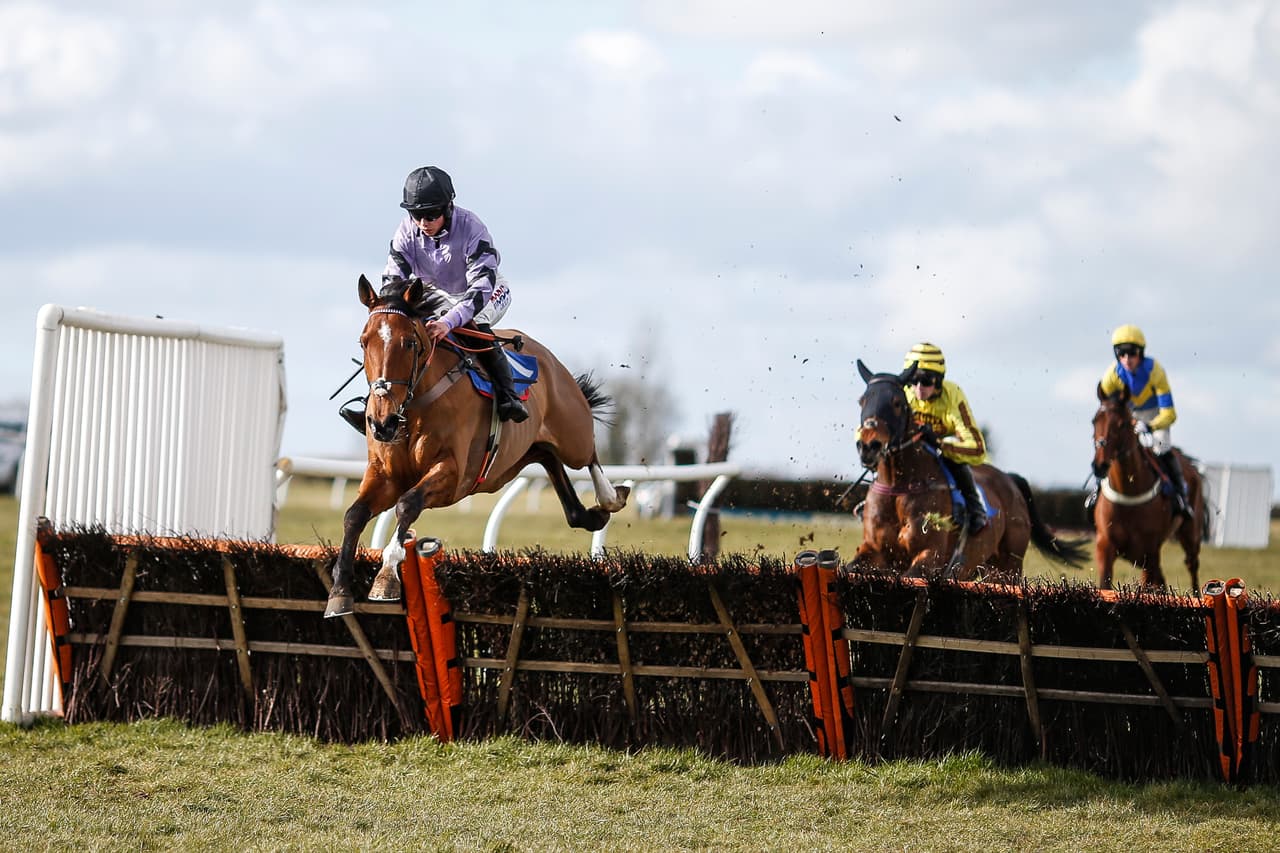 En el rigor de las competencias muchas veces aparecen postales deportivas, que como en este caso en una competencia de equitación en Wincanton (Inglaterra) ofrecen paisajes e imágenes espectaculares.