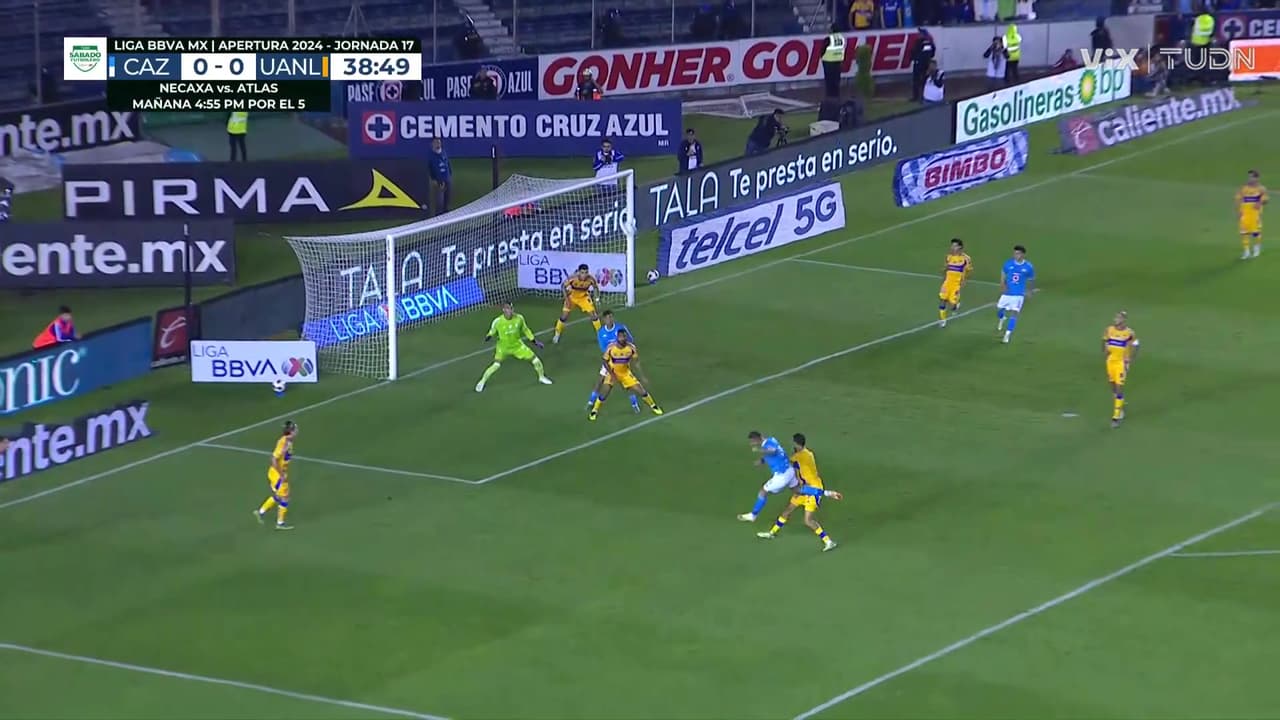 ¡La máquina se acerca con peligro! Giakoumakis manda su tiro por encima