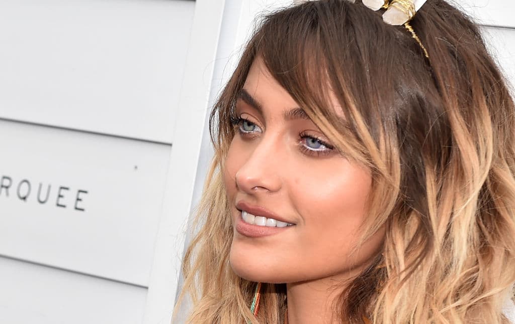 La producción con la que incursionó en la música ha sido muy bien recibida por la crítica.