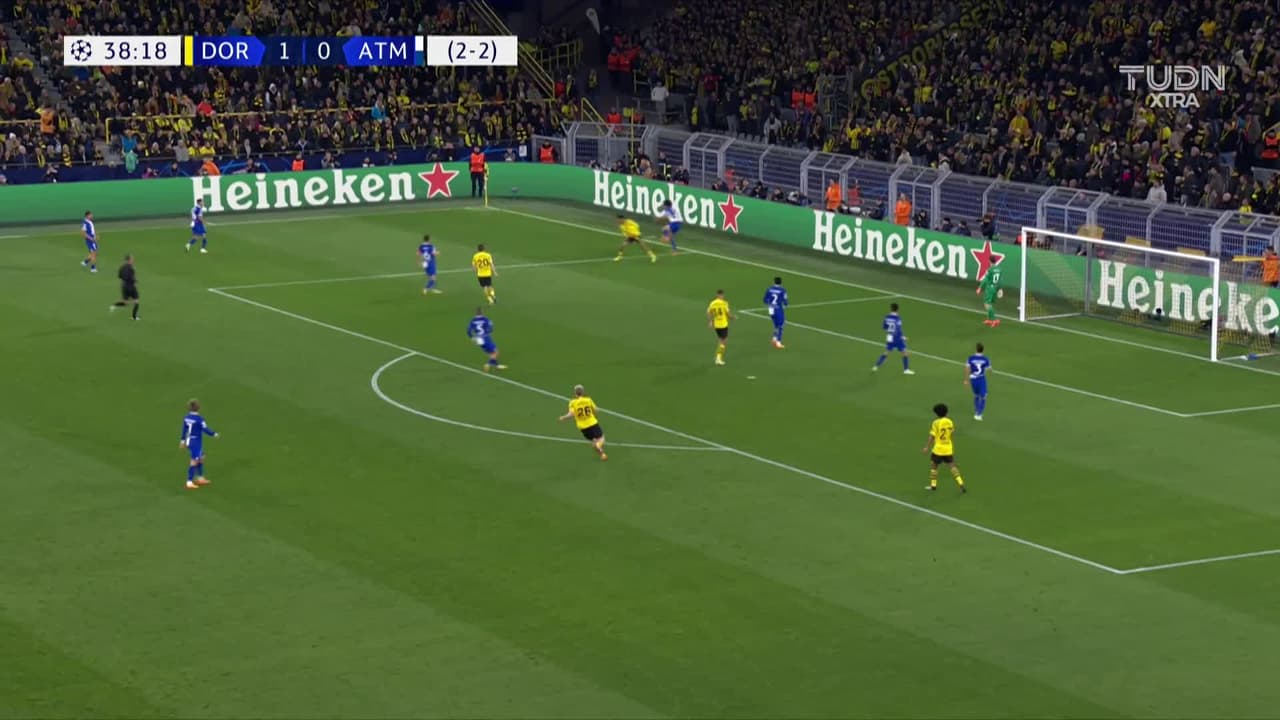 ¡GOL!  anota para Borussia Dortmund. Ian Maatsen