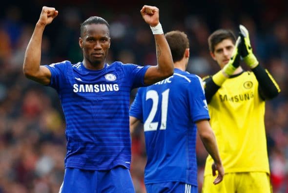 Chelsea sacó un empate de la cancha del Arsenal para casi acariciar el título en Inglaterra, mientras que Everton no tuvo piedad del Manchester United.