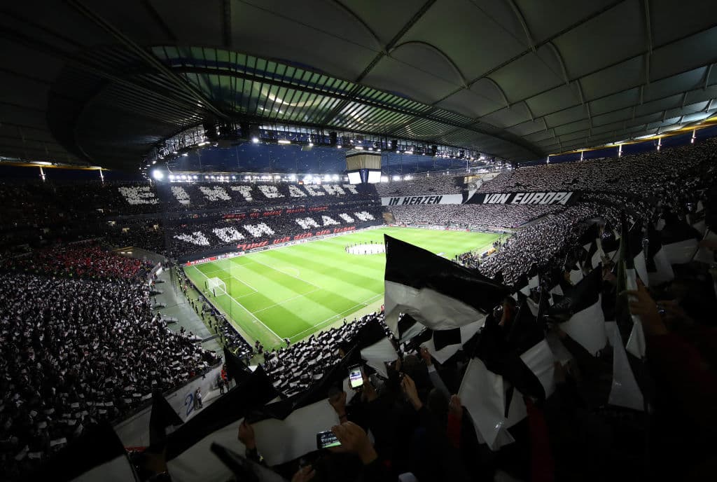 Este era el marco con el que se recibía el juego de Vuelta de los Cuartos de Final de la UEFA Europa League entre Eintracht Frankfurt y Benfica en una pletórica y espectacular Commerzbank-Arena en Frankfurt am Main, Alemania.