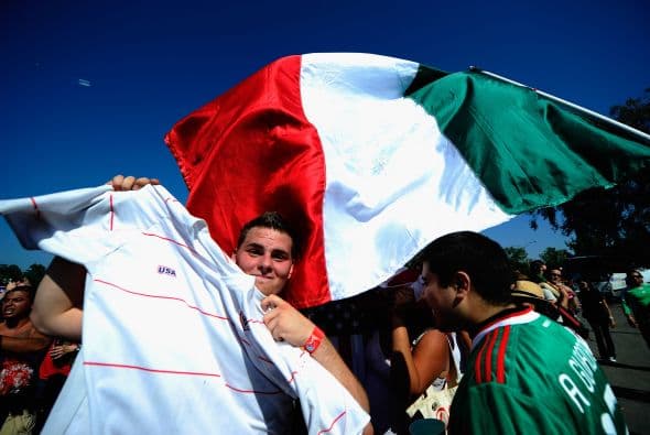 El fútbol es una fiesta y los hinchas lo entienden.Las camisetas de ambas selecciones se mezclaron entre la multitud y no se registraron incidentes.