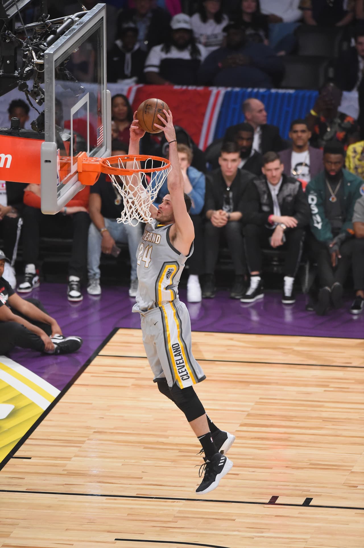 Donovan Mitchell, jugador del Utah Jazz, se convirtió en campeón del concurso de clavadas al vencer a Nance Jr. por 98-96. Te presentamos las mejores ejecuciones de la noche.