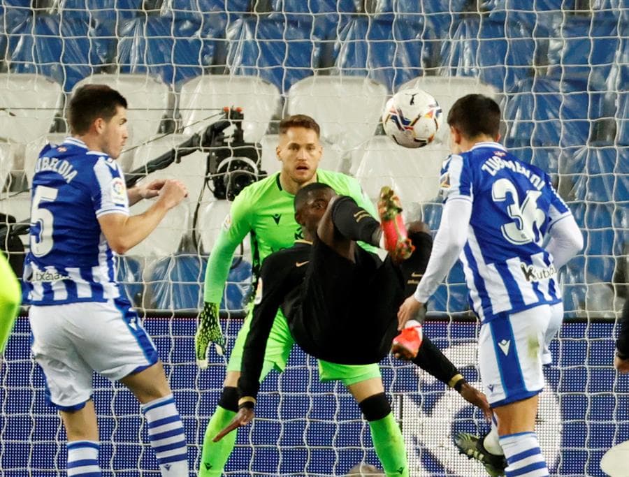 Barcelona propina goliza a la Real Sociedad con un marcador de 6-1. Griezmann abrió el marcador para los culés, seguido de Sergiño Dest, quien se lució con doblete al igual que Leo Messi y Dembelé cerró con broche de oro al minuto 71. El único tanto de los blanquiazules fue por parte de Ander Barrenetxea al minuto 77 en la J28 de LaLiga.