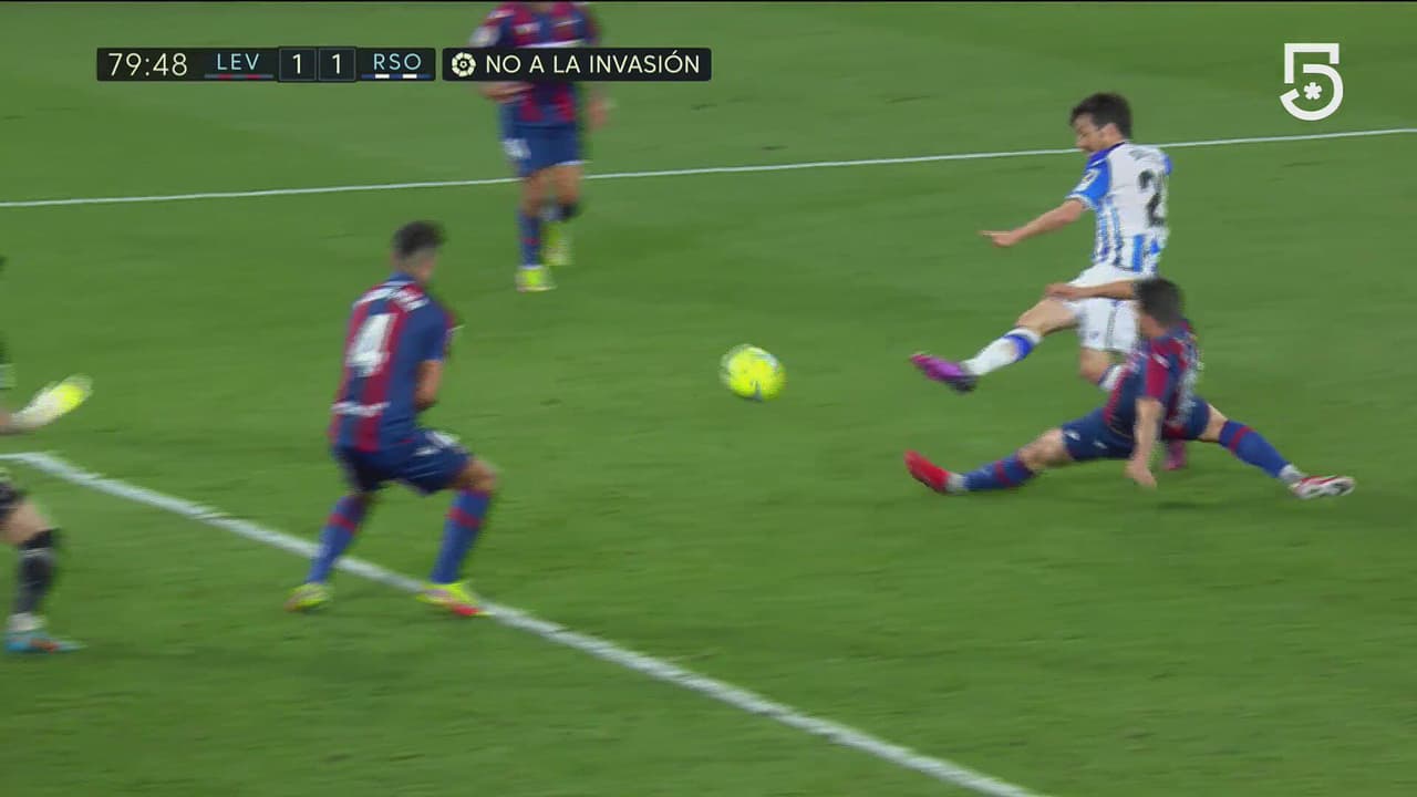 ¡Muro defensivo! Silva tuvo el tanto de la ventaja para la Real Sociedad